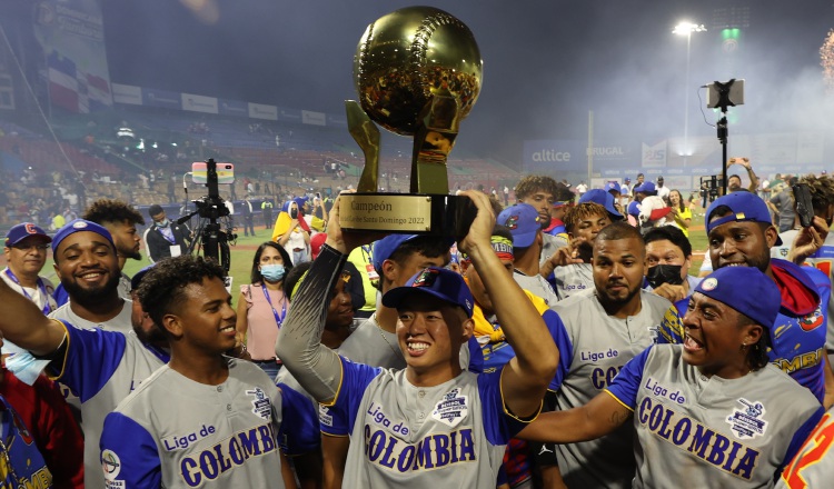 Colombia celebra con el trofeo de la Serie del Caribe. Foto:EFE