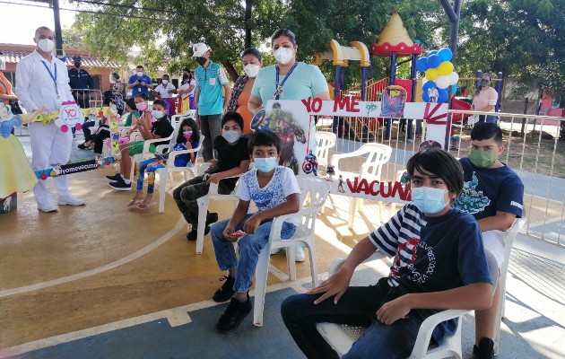 La vacunación masiva empezó en los distritos de Chitré, Los Pozos. Parita y Pesé, y se espera que el próximo fin de semana se cubra el circuito 6-3, que comprende los distritos de Las Minas, Ocú y Santa María. Foto. Thays Domínguez