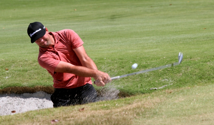 Taylor Montgomery, líder del Panamá Championship, saliendo del bunker de arena del hoyo 18. Víctor Arosemena