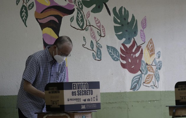 Un hombre vota durante las elecciones generales este 6 de febrero de 2022, en el colegio Liceo de Paz, en San José (Costa Rica). Foto:EFE