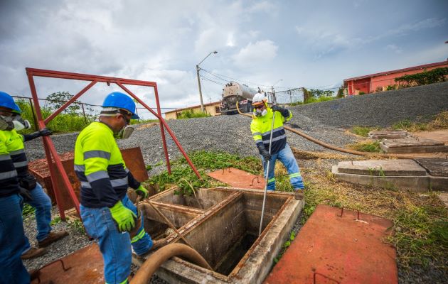 Se realizan servicios de limpieza y mejoras de tanques sépticos, plantas de tratamiento, estaciones de bombeo y redes de alcantarillado sanitario, en Arraiján y La Chorrera. Foto: Cortesía Saneamiento