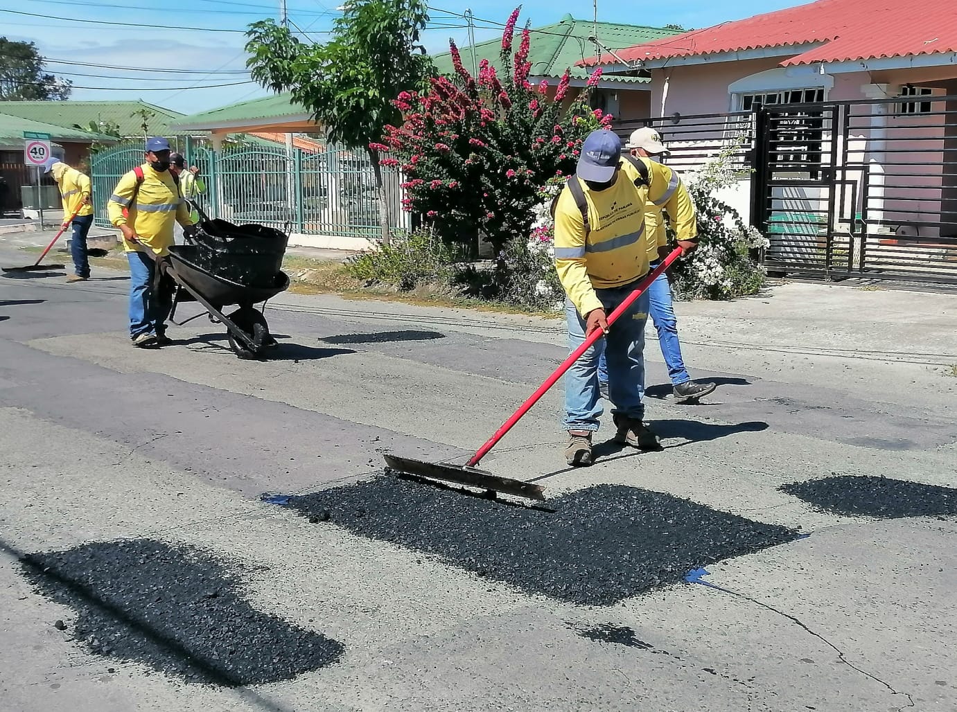 La queja principal de los conductores son los huecos presentes en la mayoría de las calles del país. Cortesía MOP