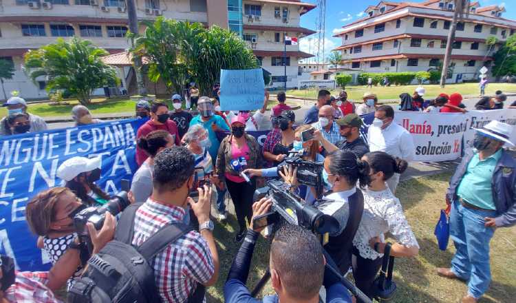 Los Natariegos residentes en Panamá, y de varias agrupaciones protestaron en las inmediaciones del Ministerio de Obras Públicas. Foto: Cortesía