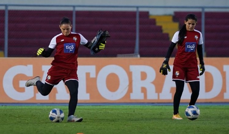 Las porteras de Panamá, Sasha Fábregas (izq.) y Nadie Ducreux, durante los entrenamientos del equipo femenino. Foto:Fepafut