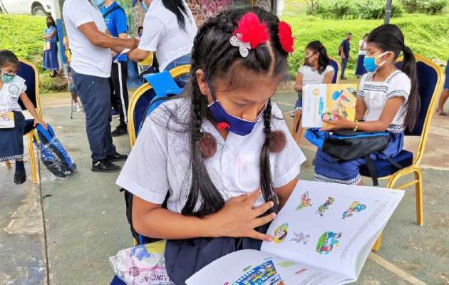 Con la crisis económica muchos padres de familia se les dificulta comprar uniformes y útiles escolares. Foto: Grupo Epasa