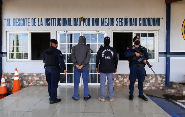 Los allanamientos se efectuaron por parte de la Policía Nacional en conjunto con funcionarios del Ministerio Público (MP) en la región de Arraiján y La Chorrera. Foto. Eric Montenegro