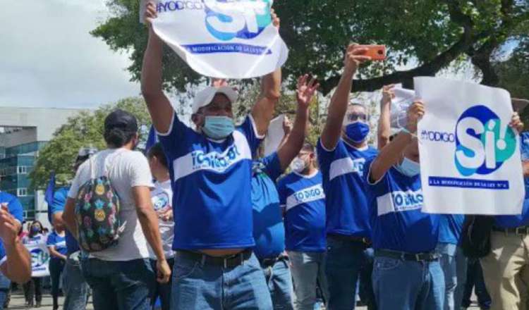 Simpatizantes de la rectora se concentraron en la Asamblea. Foto: Internet