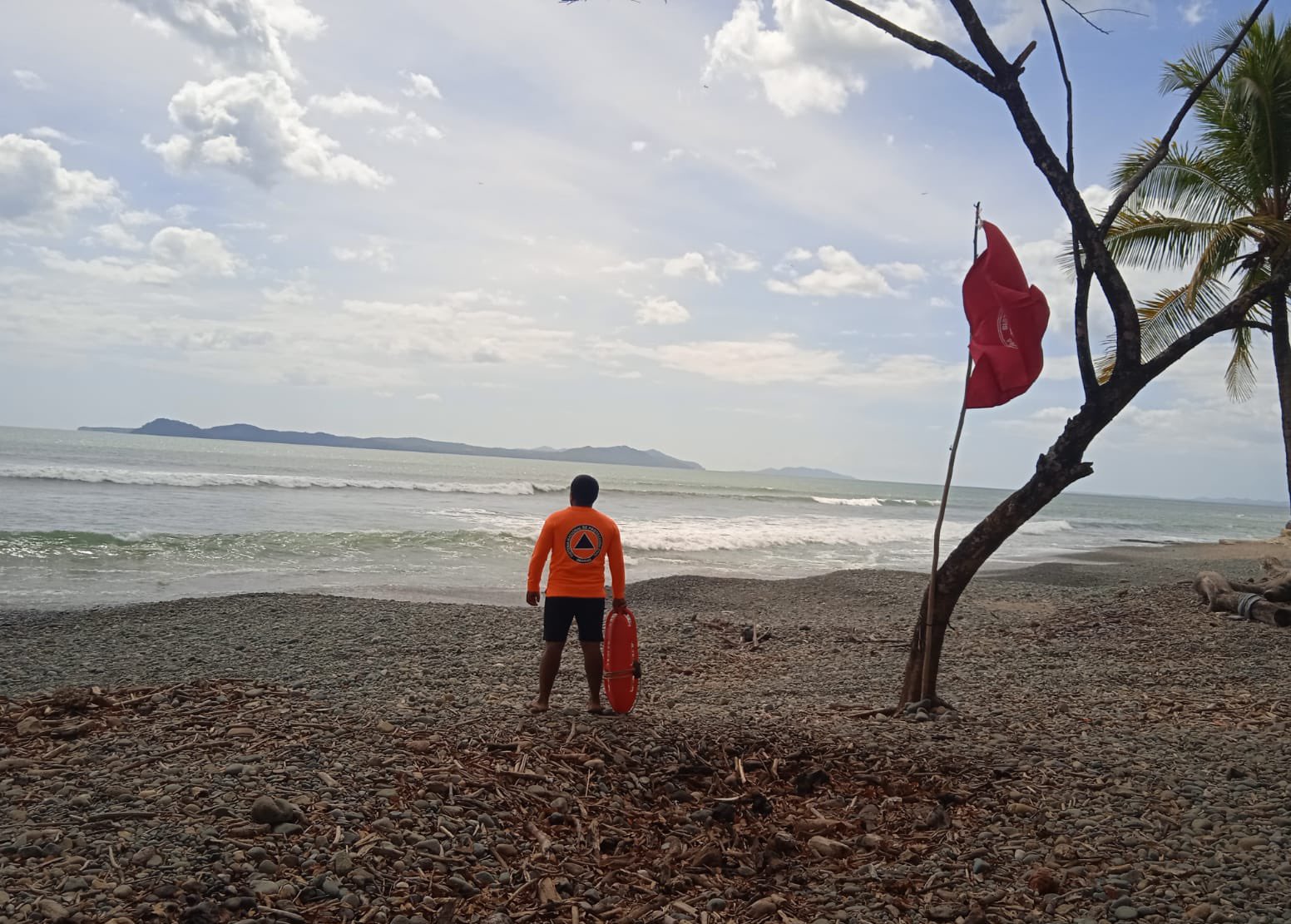 Playa Reina, en Mariato, Veraguas tuvo que ser evacuada por los fuertes oleajes. Foto: Cortesía Sinaproc