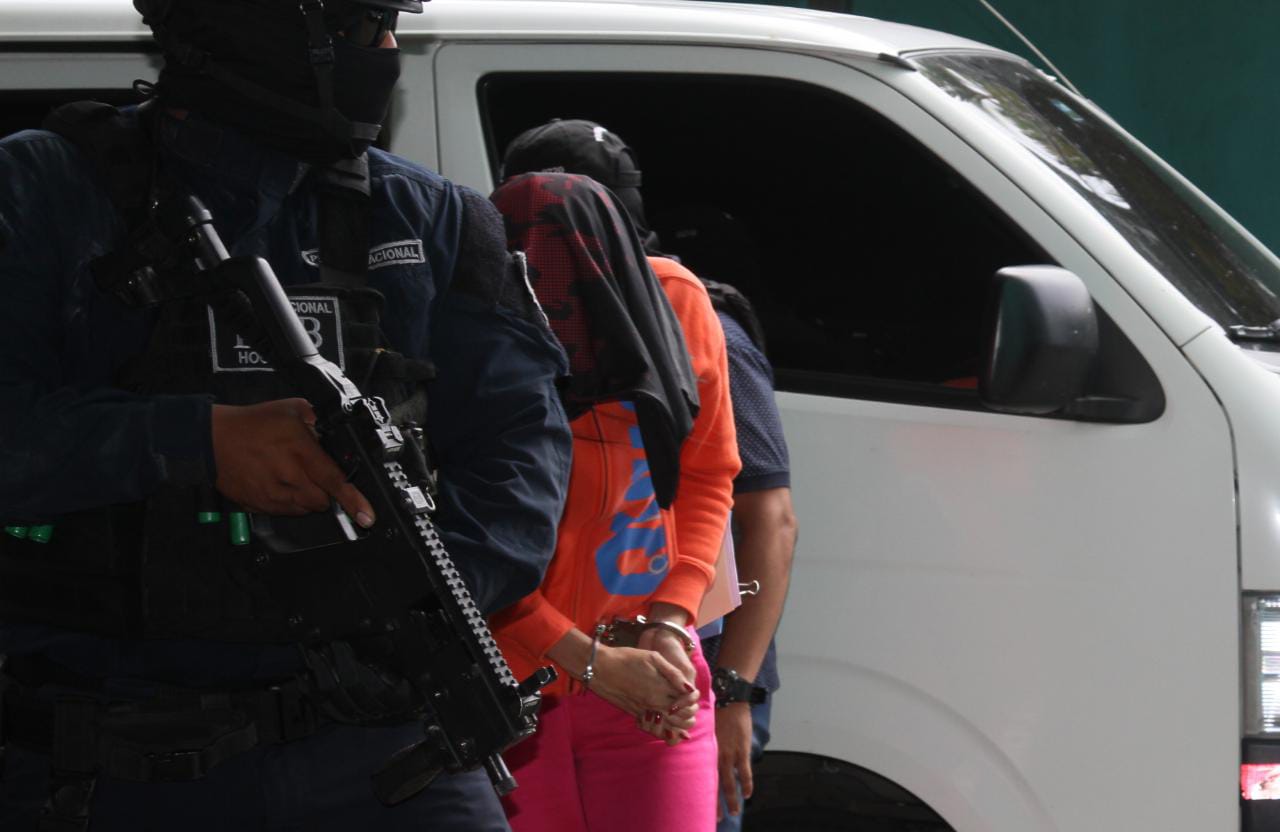 Llegada de la exfuncionaria judicial al Sistema Penal Acusatorio en la mañana del viernes. Foto: Víctor Arosemena