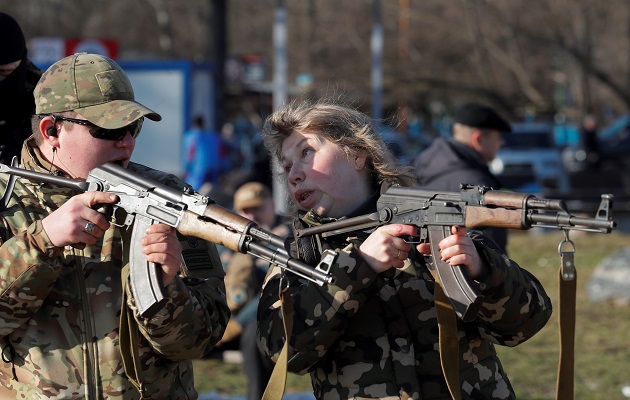 Ucranianos asisten a un entrenamiento militar abierto para civiles. Foto: EFE