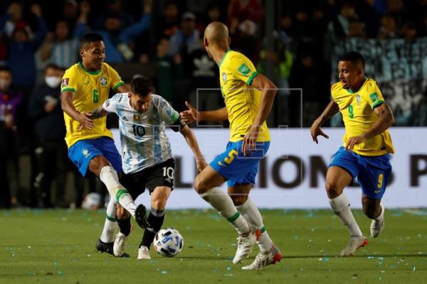 El argentino Messi (10) en un partido ante Brasil. Foto:EFE