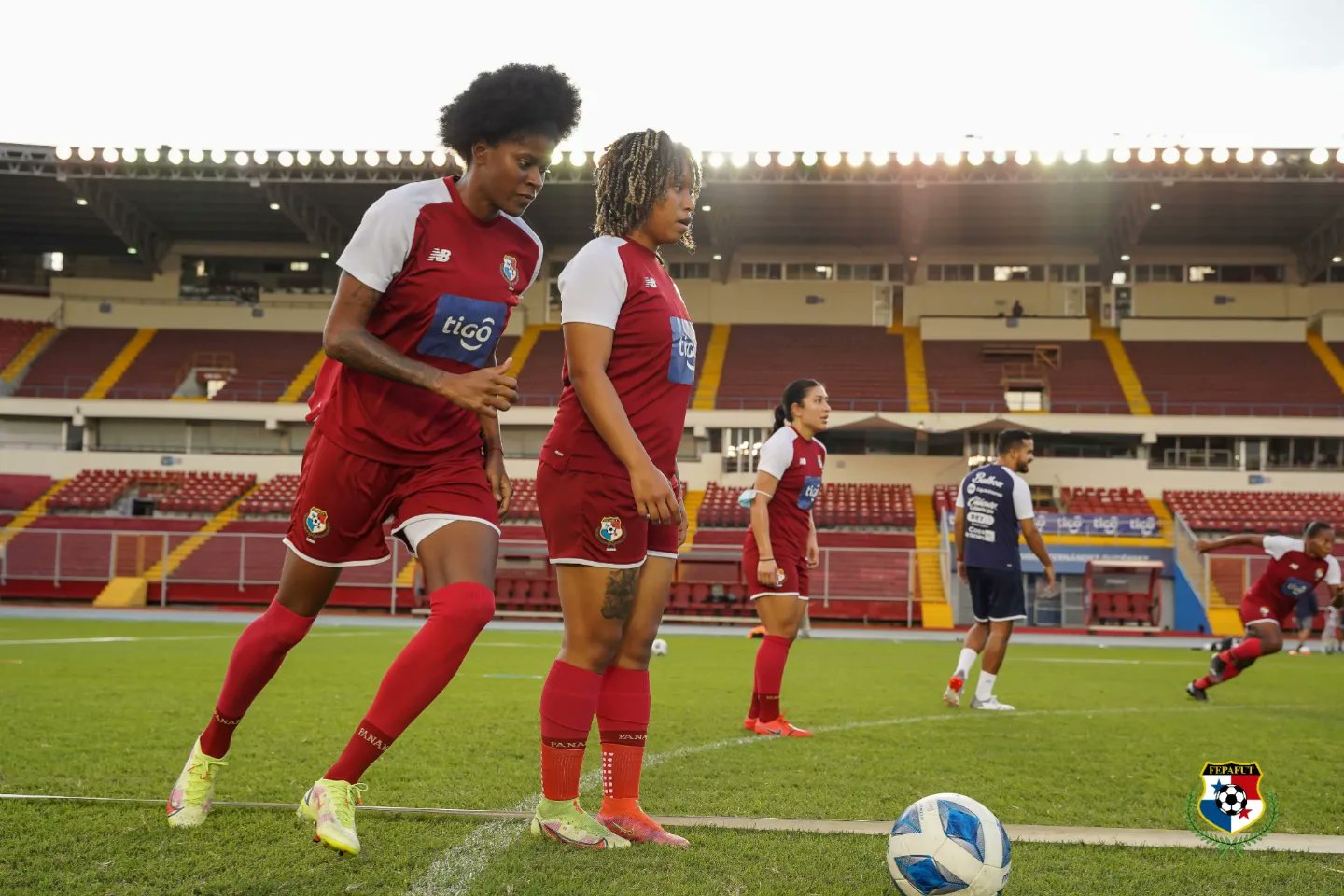 Nathalia Mills (izq.) y Karla Riley en los entrenamientos de la selección nacional en el estadio Rommel Fernández. Foto:Fepafut