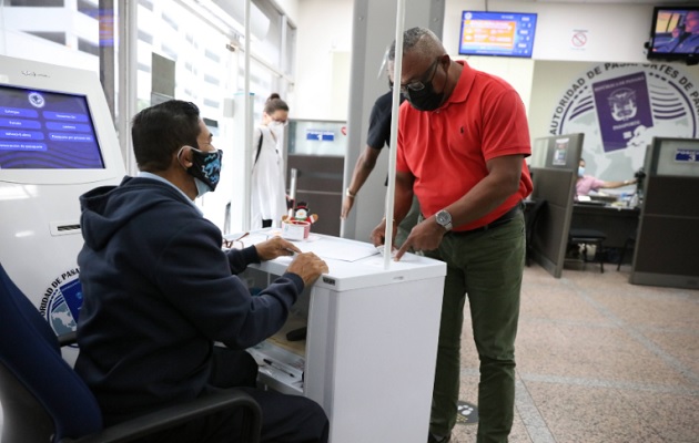 Los funcionarios  laborarán una hora más para compensar el día. Foto: Cortesía Apap