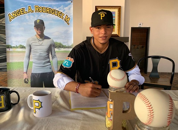 El herrerano Ángel Rodríguez firmó con los Piratas de Pittsburgh el 15 de enero de 2022. 