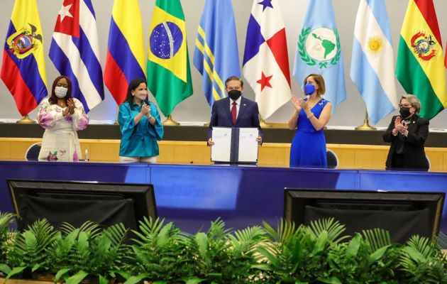 La sanción de la nueva ley la realizó Laurentino Cortizo en la sede del Parlamento  Latinoamericano. Foto: Cortesía Presidencia de la República