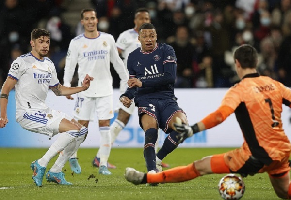 Kylian Mbappé vence al portero del Real Madrid, Thibaut Courtois en el partido de ida de las semifinales de la Champions. Foto:EFE