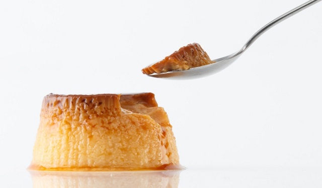 Entre las opciones de postres fríos se encuentra el flan. Foto:  Ilustrativa / Freepik