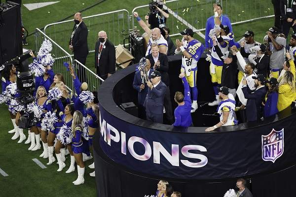 El propietario de Los Angeles Rams, Stan Kroenke, levanta el Trofeo Vince Lombardi . Foto:EFE