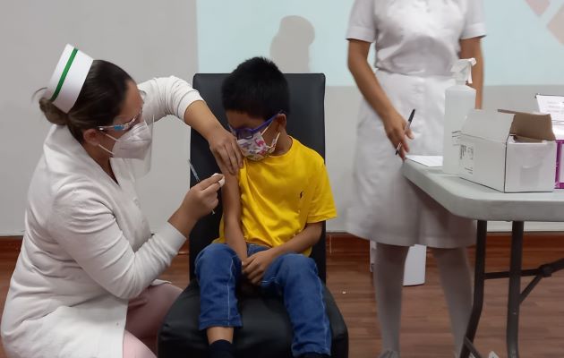 Continúa la vacunación a niños de 5 a 11 años y la tercera dosis para las personas de 16 años en adelante. Foto: Grupo Epasa