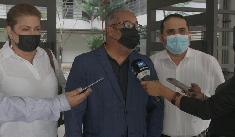 Los abogados Alma Cortes, Roiniel Ortiz y Jamis Acosta ayer a su salida del Tribunal Electoral. Víctor Arosemena