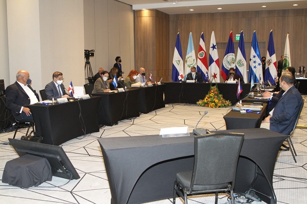 El ministro de Desarrollo Agropecuario y presidente Pro Témpore del CAC, Augusto Valderrama destacó la importancia de que el hombre no abandone el campo y siga produciendo. Foto: Cortesía