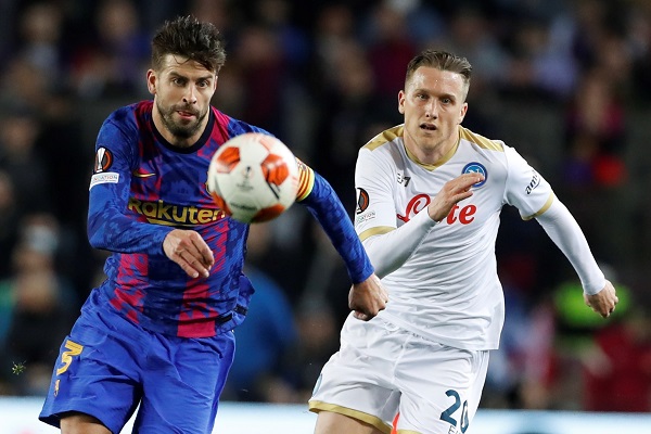 Gerard Piqué del Barcelona (izq.) disputa el balón ante el centrocampista polaco del Nápoles Piotr Zielinski. Foto:EFE