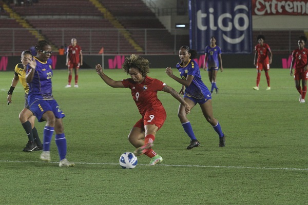Yomira Pinzón controla el balón, anotó dos goles para Panamá. Foto: Víctor Arosemena