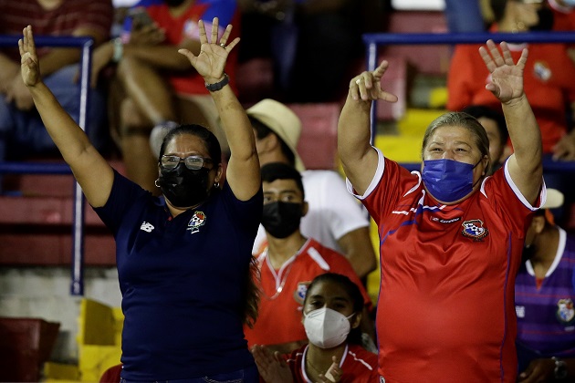 El uso de la mascarilla en los estadios de Panamá es obligatorio. Foto: EFE