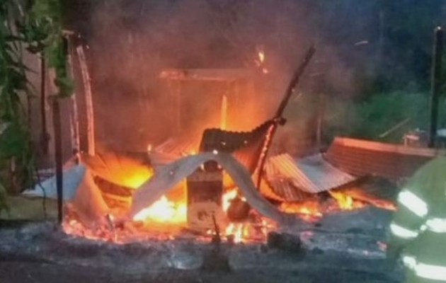 Moradores en el lugar señalaron que hace dos años esta familia había sufrido un incendio. Foto. Diomedes Sánchez