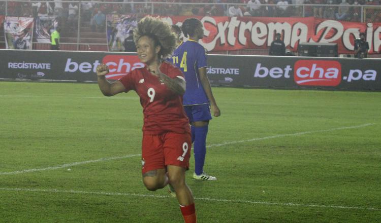 La delantera panameña Karla Riley festeja uno de sus goles contra Barbados. Foto: Victor Arosemena