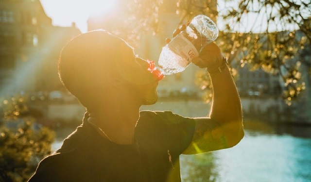 Mantenerse correctamente hidratado es primordial. Foto: Ilustrativa / Pixabay