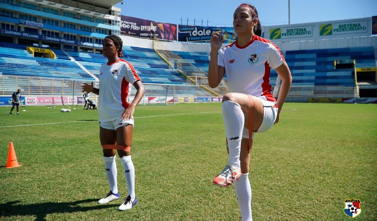 Carina Baltrip-Reyes y Diana Villagrand en los entrenamientos del seleccionado panameño en el estadio Cuscatlán. Foto: Fepafut