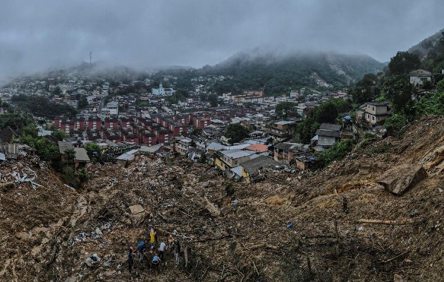 Cerca de 800 personas han sido desalojadas de sus casas en la ciudad brasileña de Petrópolis (sureste). Foto: EFE