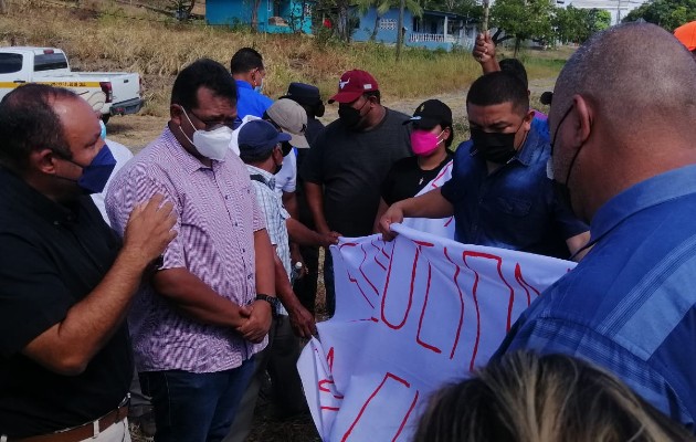 Esta sería la cuarta ocasión en que los residentes de este poblado salen hasta la vía Interamericana para protestar, sin que los funcionarios del Ministerio de Obras Públicas (MOP) atinen a dar una respuesta. Foto. Eric Montenegro