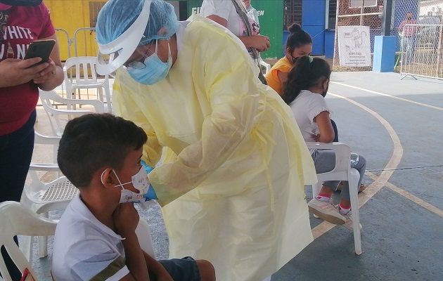 En el distrito de Chitré, el más poblado de la provincia, la vacuna se coloca de lunes a sábado, en la cancha municipal a un costado del centro de salud del corregimiento de Llano Bonito. Foto. Thays Domínguez