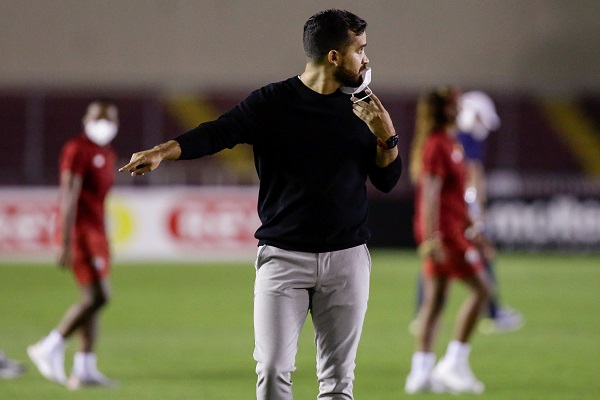 Ignacio 'Nacho' Quintana, técnico del seleccionado femenino panameño. Foto:EFE