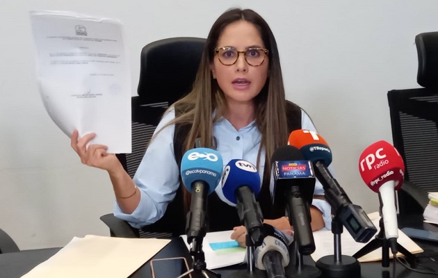 Zulay Rodríguez mostró los documentos que evidencian su triunfo en los tribunales. Foto: Víctor Arosemena