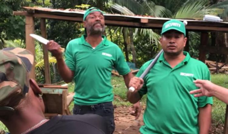 Cecilio Miller con un cuchillo en la mano forma parte de los trabajadores de Red Frog.