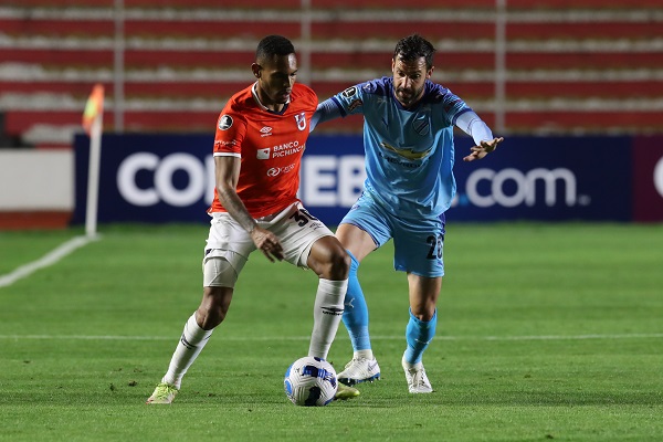  Ismael Díaz de Católica conduce el balón ante Alberto Guillen. Foto:EFE