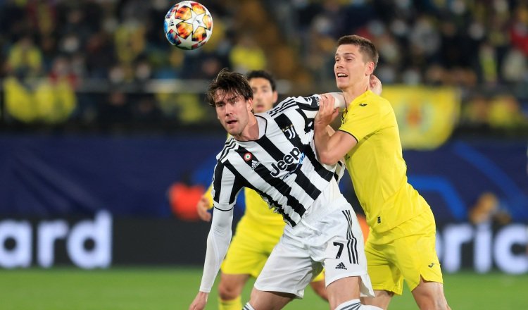 El centrocampista del Villarreal Giovani Lo Celso (der.) pelea un balón con Dusan Vlahovic, de la Juventus. Foto:EFE