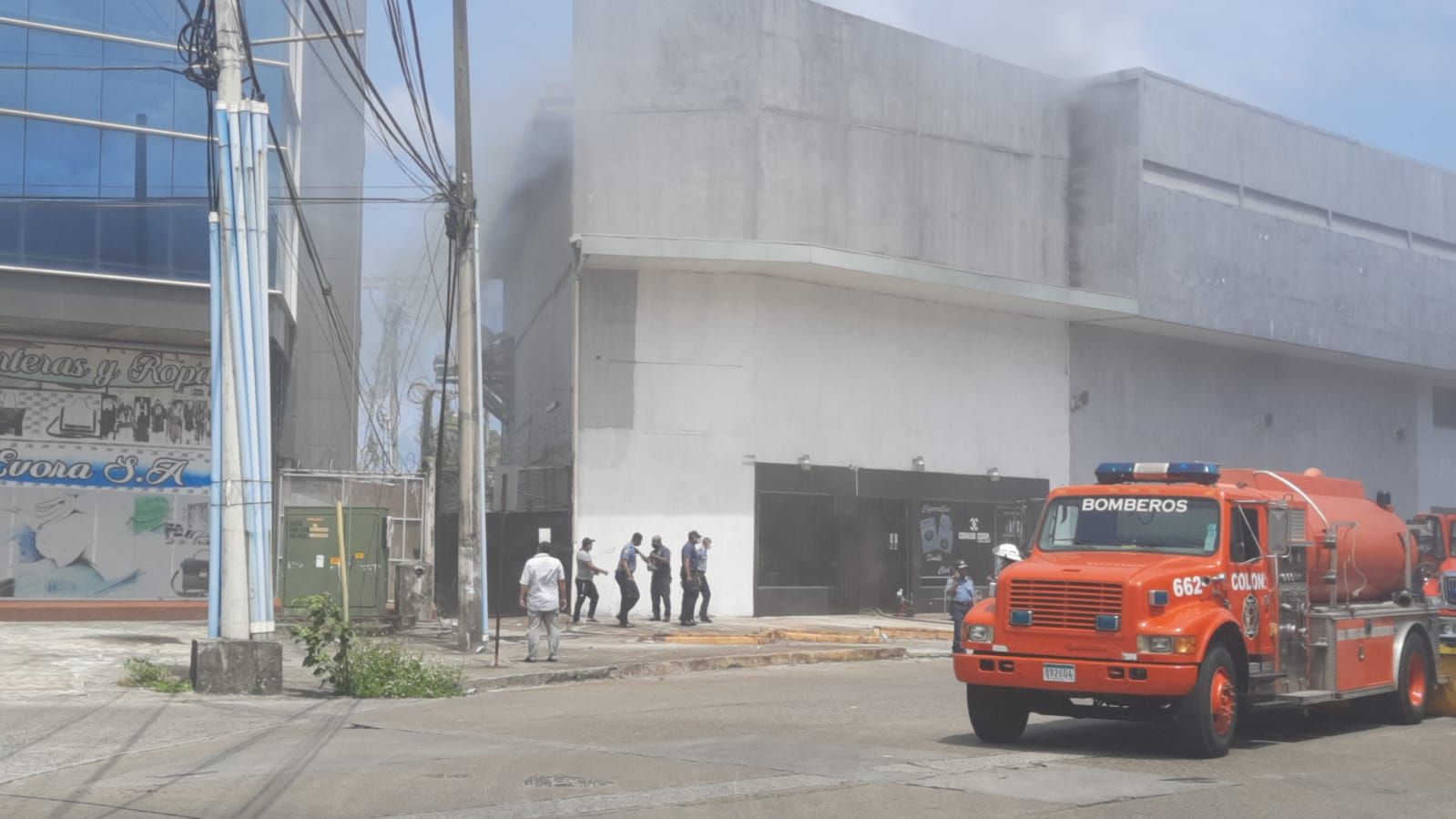 Los trabajadores de las empresas aledañas fueron evacuadas para minimizar riesgos y la pérdida de vidas humanas. Foto. Diomedes Sánchez