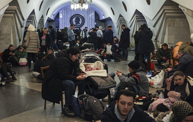 Las estaciones del metro son los lugares más seguros para refugiarse. Foto: EFE