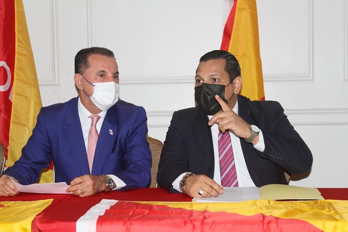 Tito Rodríguez Mena, secretario general del Molirena, junto a Alberto Arjona, abogado perteneciente al partido. Foto: Víctor Arosemena