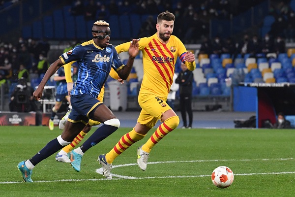 Gerard Piqué del Barcelona (der.) y Victor Osimhen del Nápoles se disputan el balón. Foto:EFE