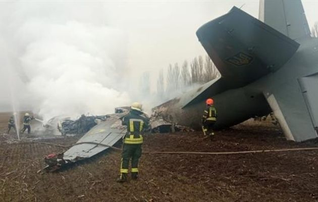 Un avión ucraniano derribado por las fuerzas rusas. EFE