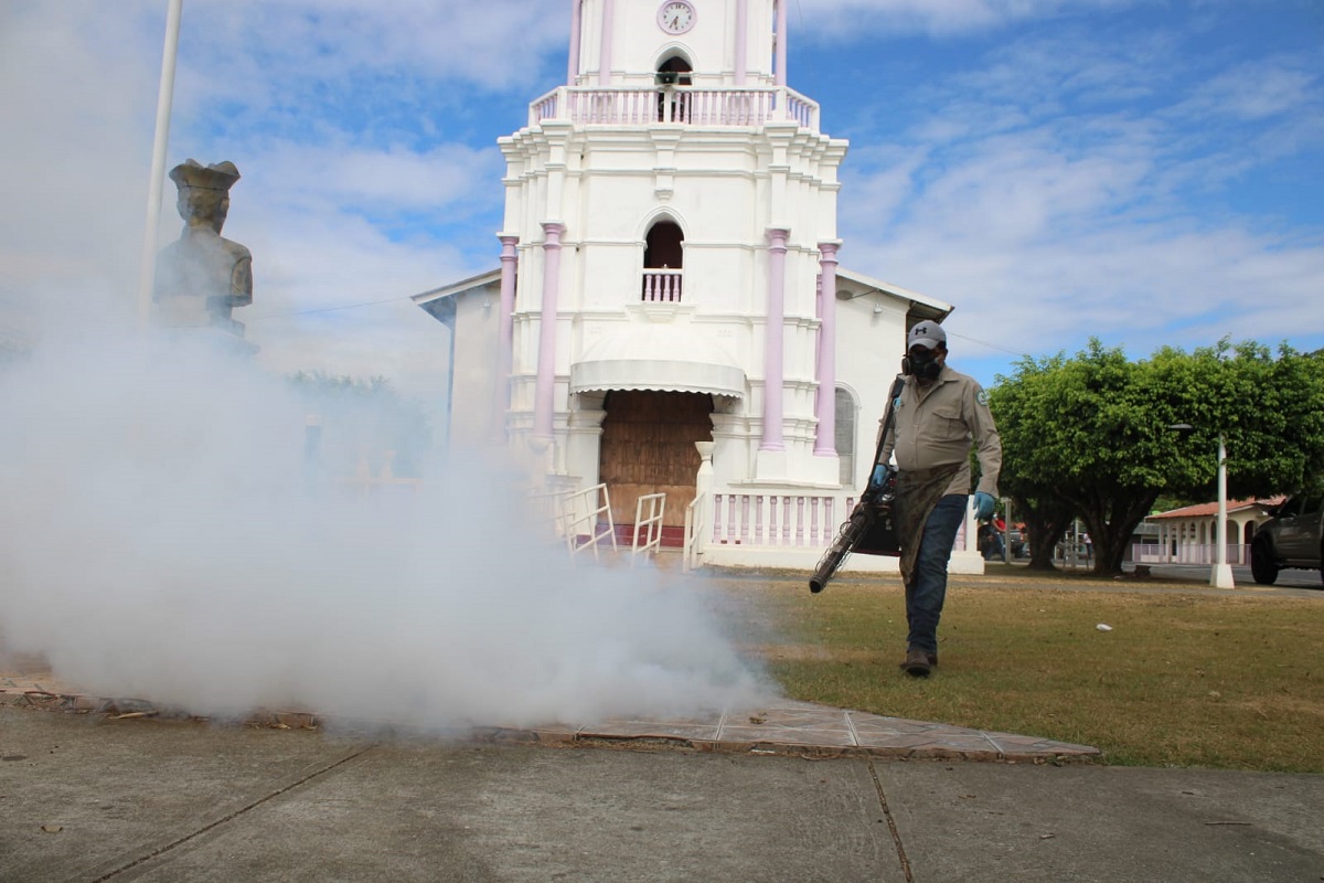 Funcionarios del Minsa realizan nebulizaciones en todas las áreas. Foto: Melquiades Vásquez