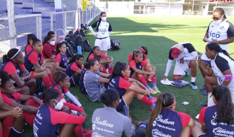 Raiza Gutiérrez (der.) habla con los jugadores en el equipo Sub-20. Foto:Fepafut