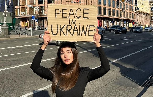 Anna Nepliaj, Miss Ucrania 2021, pide paz. Foto: Instagram