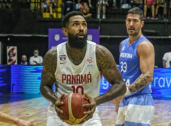 Jossimar Ayarza con el balón durante el partido ante Argentina. Foto:Fepaba