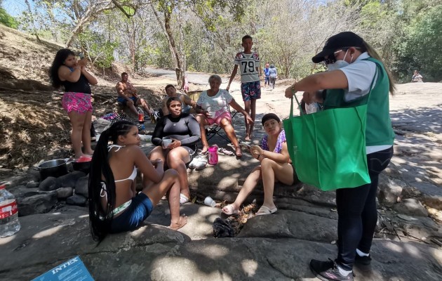 Funcionarios del departamento de promoción de la salud, recorrieron los principales ríos, playas y balnearios entre otros puntos de interés donde se concentran las personas acuden masivamente disfrutar del verano. Foto. Mayra Madrid